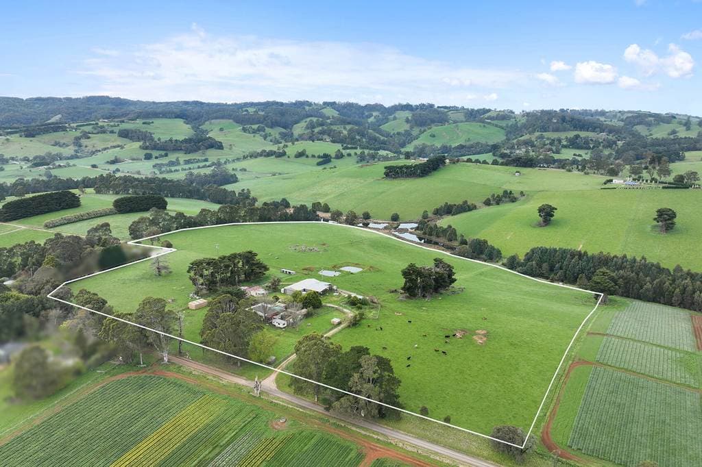 92 Manns Road, Ellinbank — the holding outlined from the air, sheds and cattle among rolling dairy country